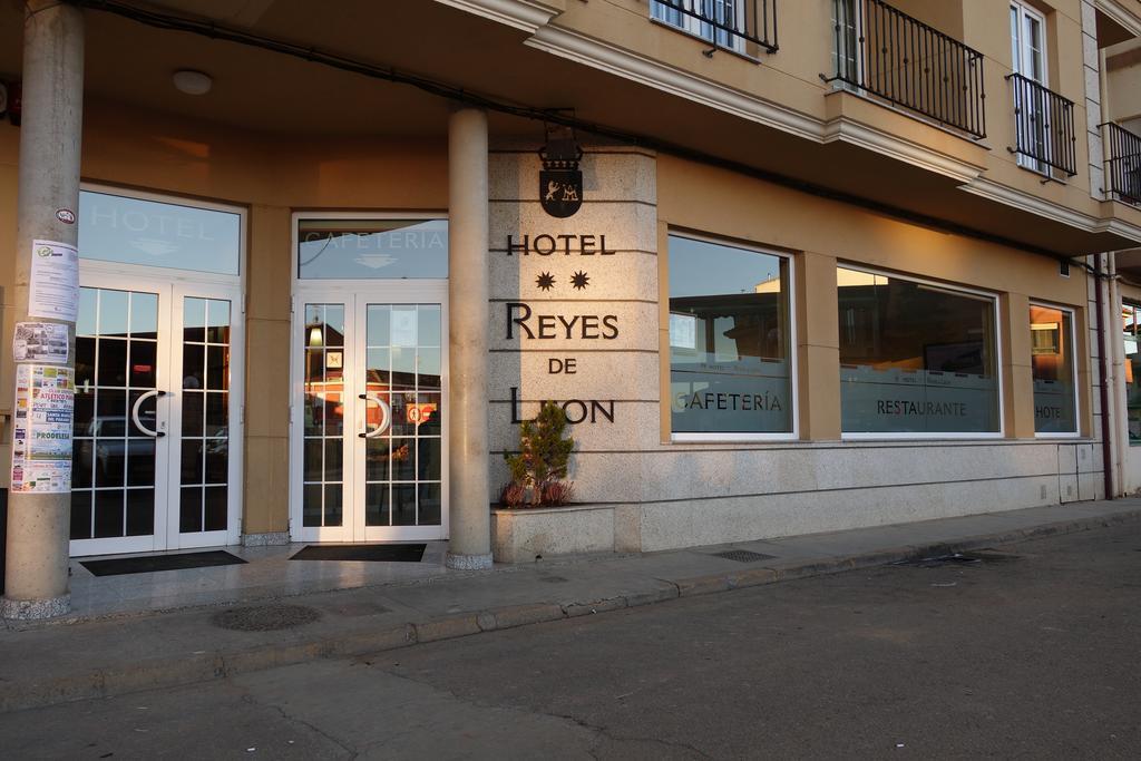 Hotel Reyes De Leon Santa María del Páramo Esterno foto