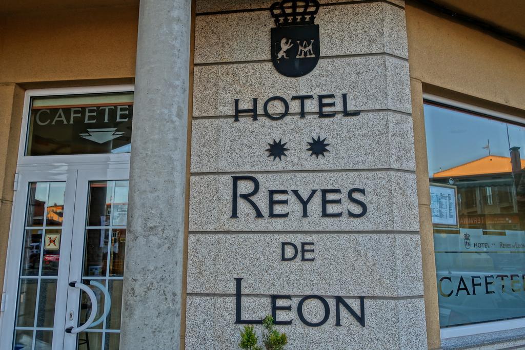 Hotel Reyes De Leon Santa María del Páramo Esterno foto