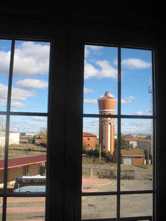 Hotel Reyes De Leon Santa María del Páramo Esterno foto